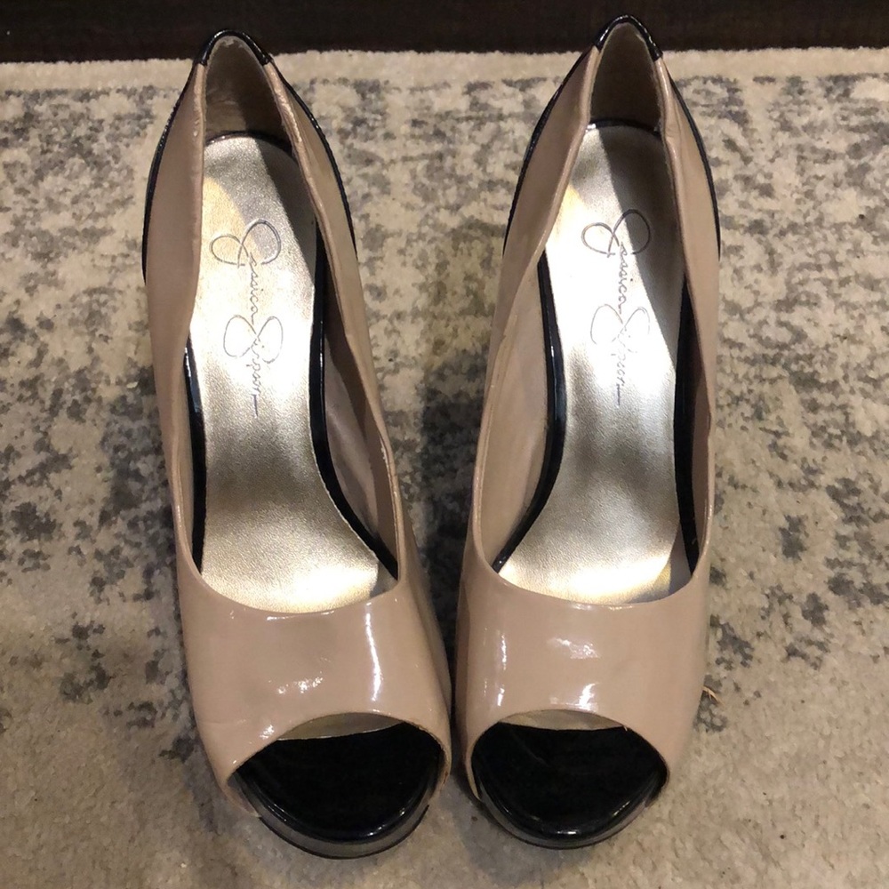 Jessica Simpson 9 1/2 nude and black peep toe heel